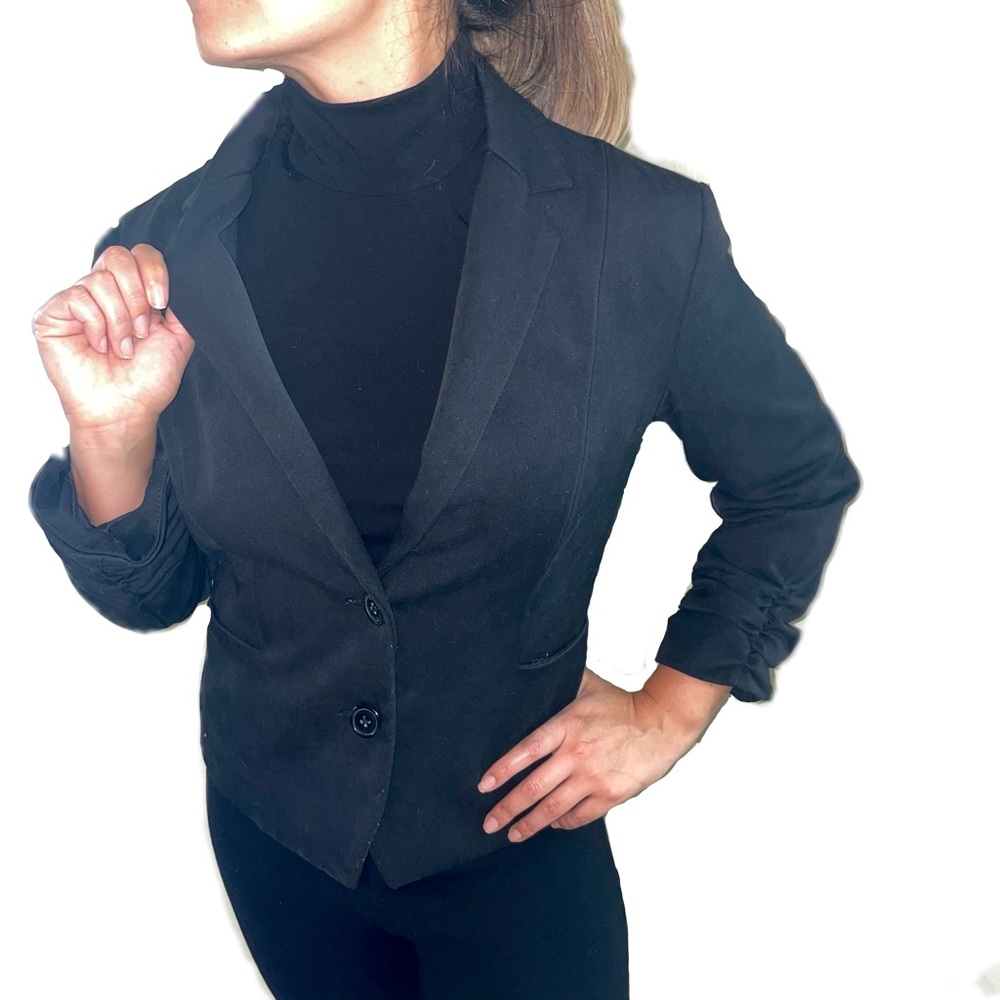 Express casual black jacket with gathered sleeves.